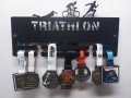 triathlon czarny z medalami.jpg